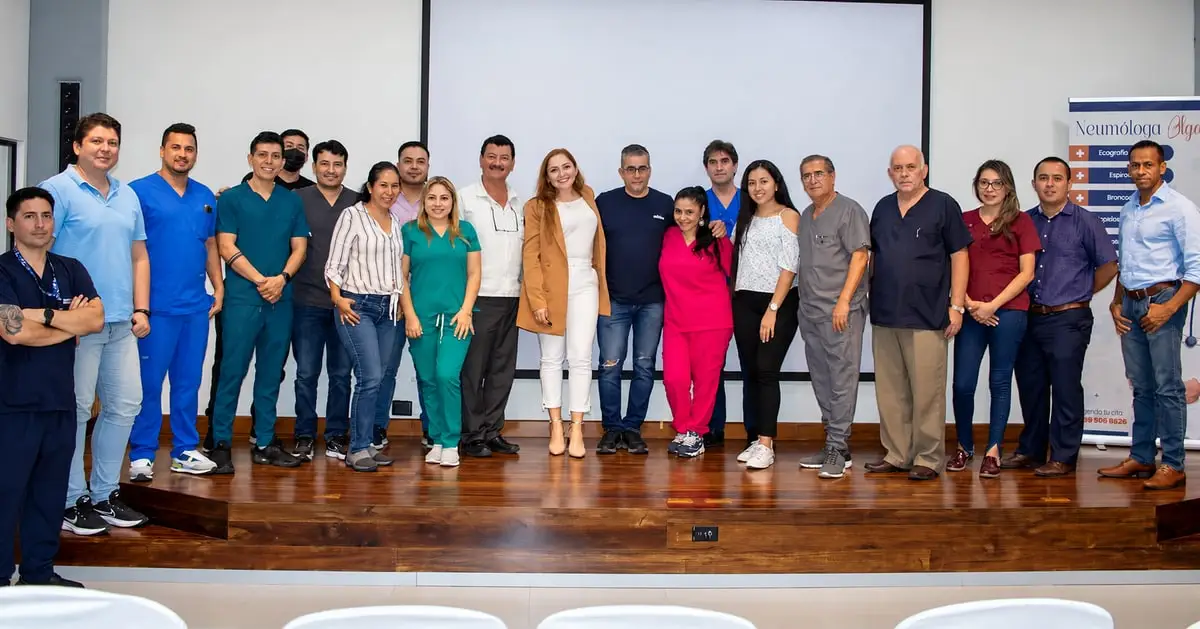 El personal del hospital reunido en el auditorio